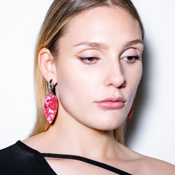CHÖNYI EARRINGS – CORAL PEARLY DROP – HÕBE