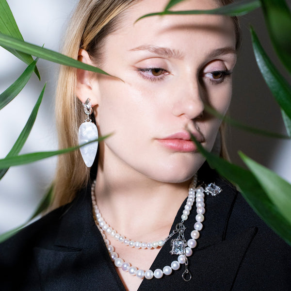 CHÖNYI EARRINGS – PEARLY DROP – RHODIUM