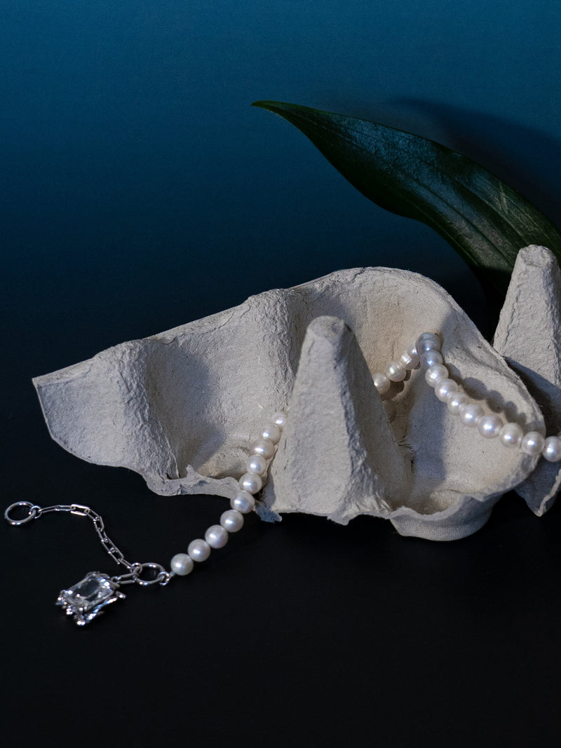 KYENAY PEARL NECKLACE WITH CLEAR GEM