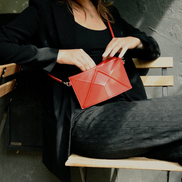 Facet clutch with strap