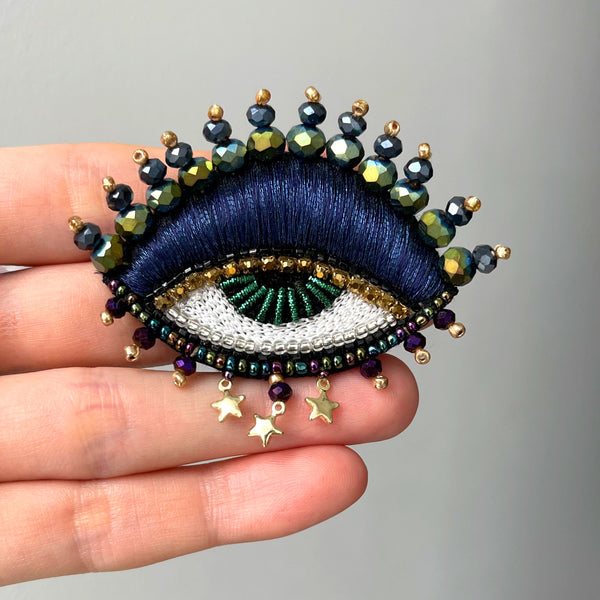 Brooch Magical Observer