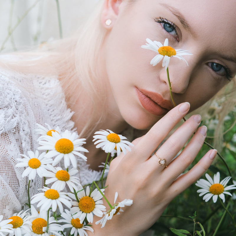 Daisy teemantiga roosast kullast sõrmus