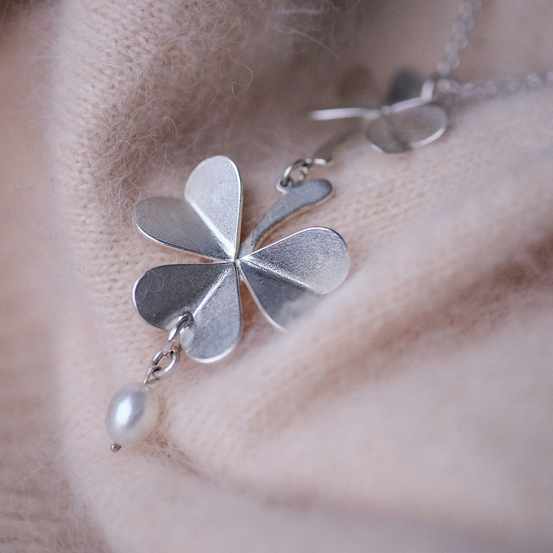 Necklace "Clover" with a Pearl